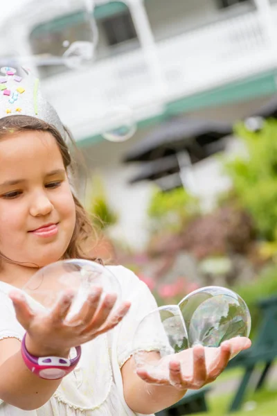 Criança feliz brincando com bolhas de sabão — Fotografia de Stock