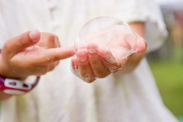 Kind spelen met zeepbellen — Stockfoto