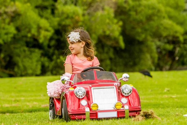 Joven feliz sonriente niña — Foto de Stock