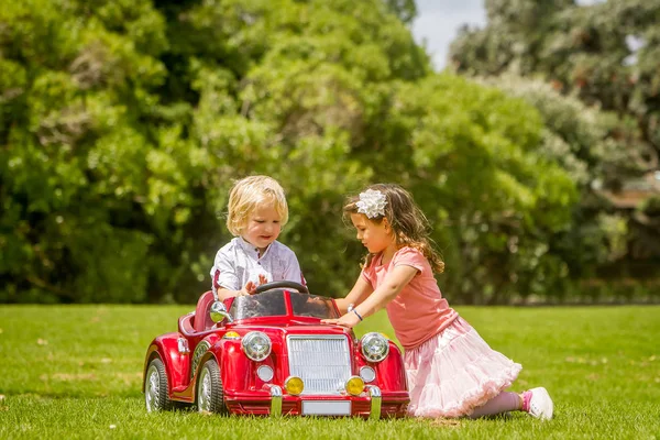 Niños felices - niño y niña — Foto de Stock