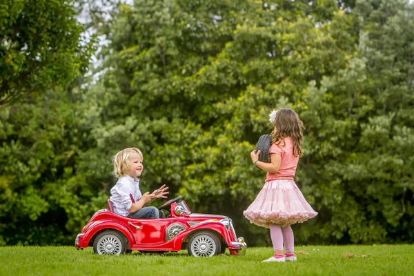 Jonge gelukkige kinderen - jongen en meisje — Stockfoto