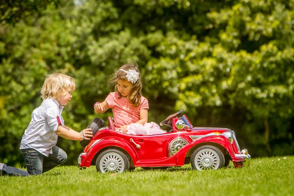 Jonge gelukkige kinderen - jongen en meisje — Stockfoto