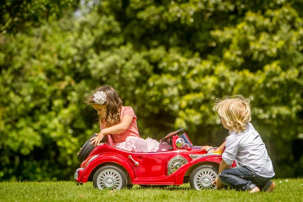 Jeunes enfants heureux - garçon et fille — Photo