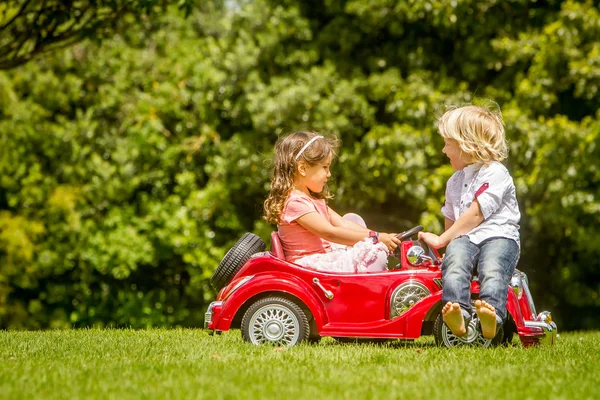 Jonge gelukkige kinderen - jongen en meisje — Stockfoto