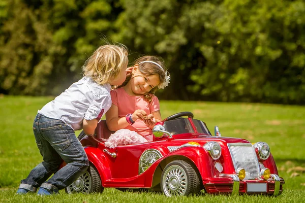 Jonge gelukkige kinderen - jongen en meisje — Stockfoto