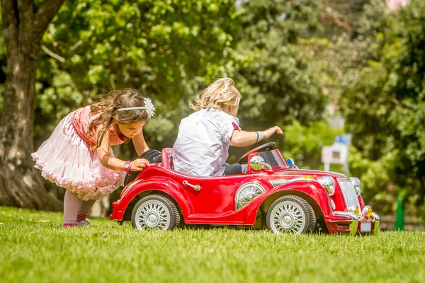 Jonge gelukkige kinderen - jongen en meisje — Stockfoto