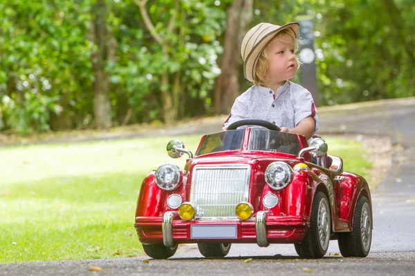 Barn pojke körning leksaksbil — Stockfoto