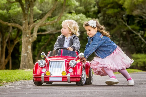 Niños felices - niño y niña — Foto de Stock