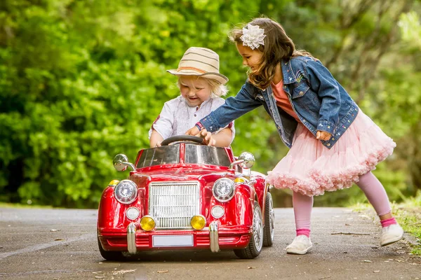 Jonge gelukkige kinderen - jongen en meisje — Stockfoto