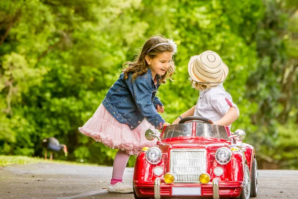 Jonge gelukkige kinderen - jongen en meisje — Stockfoto