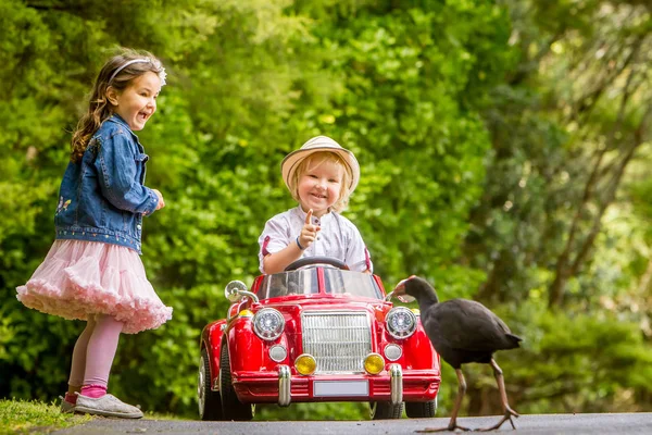 Šťastné děti – chlapec a dívka — Stock fotografie