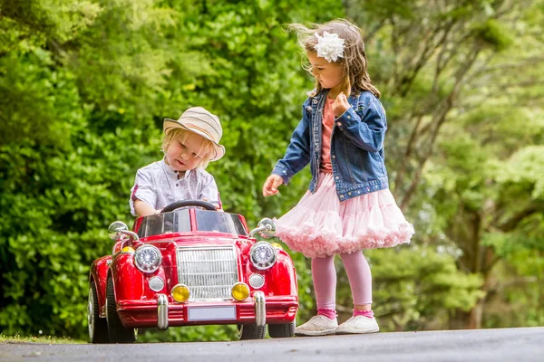 Giovani bambini felici - ragazzo e ragazza — Foto Stock