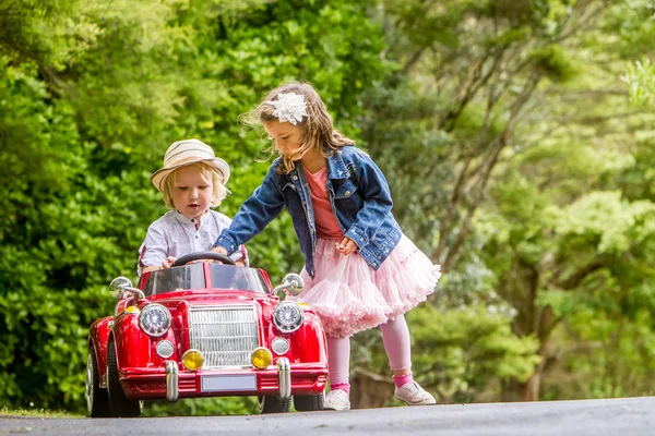 Jonge gelukkige kinderen - jongen en meisje — Stockfoto