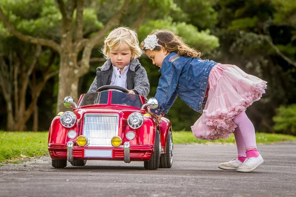 Niños felices - niño y niña — Foto de Stock