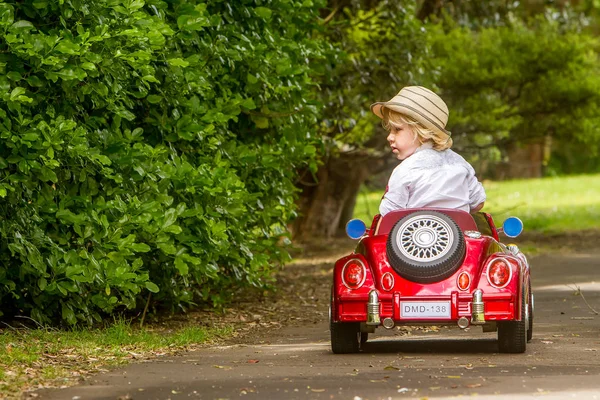 Дитячий хлопчик керує іграшковим автомобілем — стокове фото