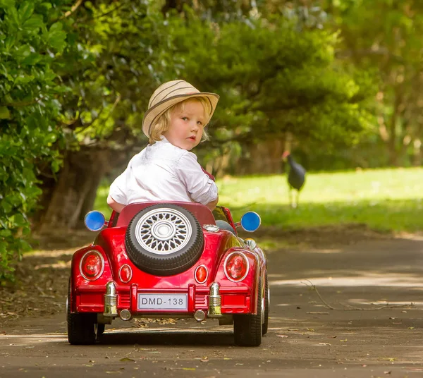 Çocuk çocuk itici oyuncak araba — Stok fotoğraf
