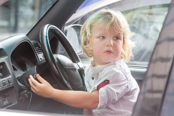 Niño feliz en coche — Foto de Stock