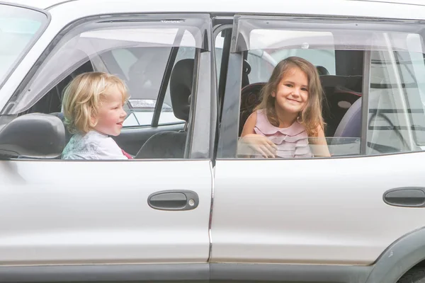 Дети веселятся в машине — стоковое фото