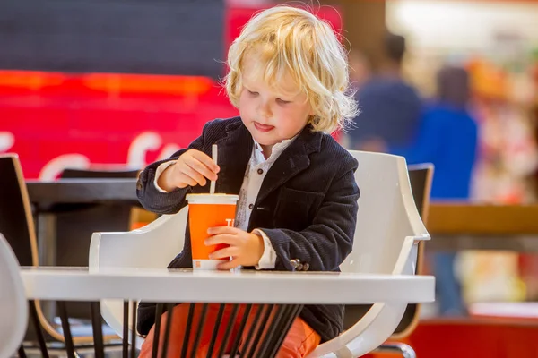 Inomhus porträtt av ung glad pojke — Stockfoto