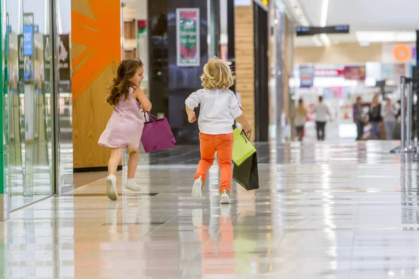 Kids shopping. cute little girl and boy on shopping. — Stock Photo, Image