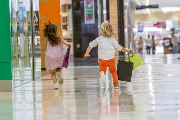 Děti nakupování. roztomilá holčička a kluk na nákupy. — Stock fotografie