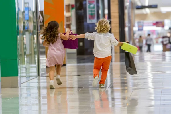 Děti nakupování. roztomilá holčička a kluk na nákupy. — Stock fotografie