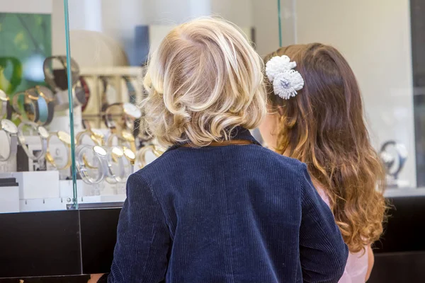 Barn shopping. Söt liten flicka och en pojke på shopping. — Stockfoto