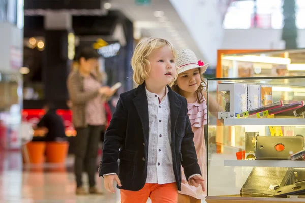Niños comprando. linda niña y niño en las compras . — Foto de Stock