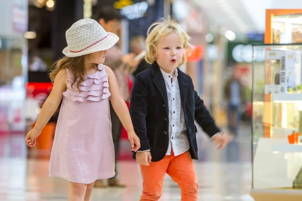 Niños comprando. linda niña y niño en las compras . — Foto de Stock