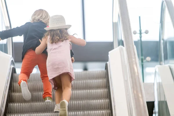 子供とショッピングします。かわいい少女と少年の買い物. — ストック写真