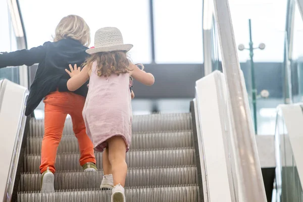 子供とショッピングします。かわいい少女と少年の買い物. — ストック写真