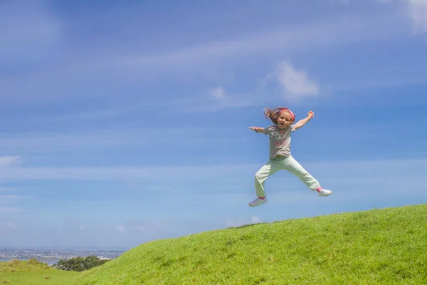 幸せな子供の女の子の屋外のポートレート — ストック写真