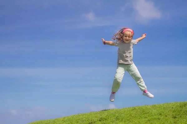幸せな子供の女の子の屋外のポートレート — ストック写真