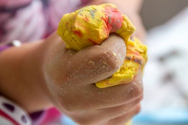 Kız oyun hamuru ile oynamaktan