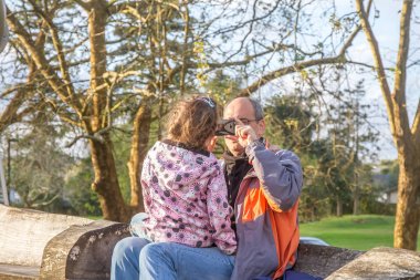 adam küçük kızı ile eğleniyor