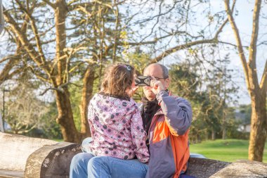 adam küçük kızı ile eğleniyor