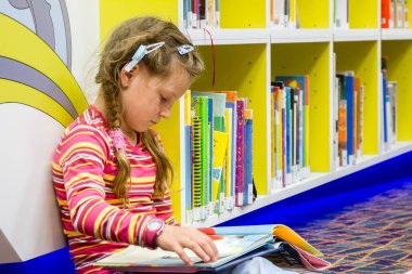 Kız genç mutlu çocuk portresi