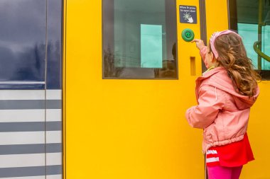 Trenin yanında küçük kız