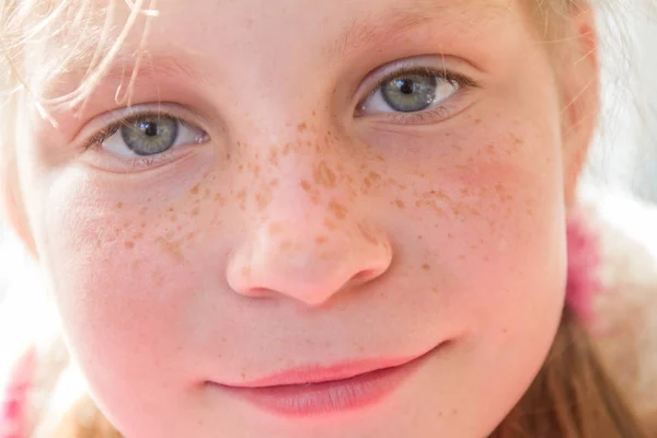 Açık kız genç mutlu çocuk portresi — Stok fotoğraf