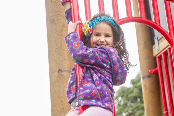 Retrato al aire libre de niña —  Fotos de Stock