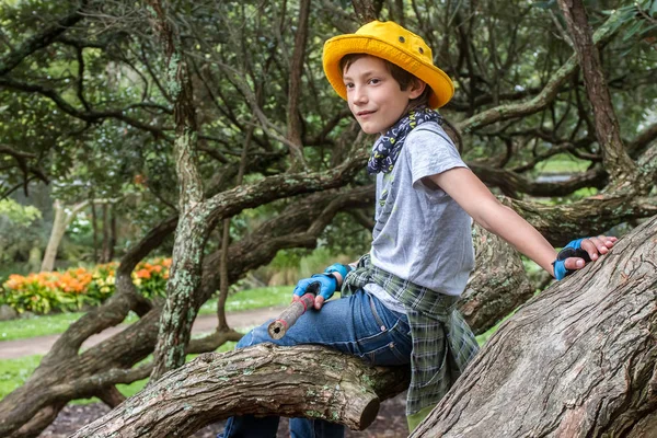 Outdoor Portret van een jong kind jongen — Stockfoto