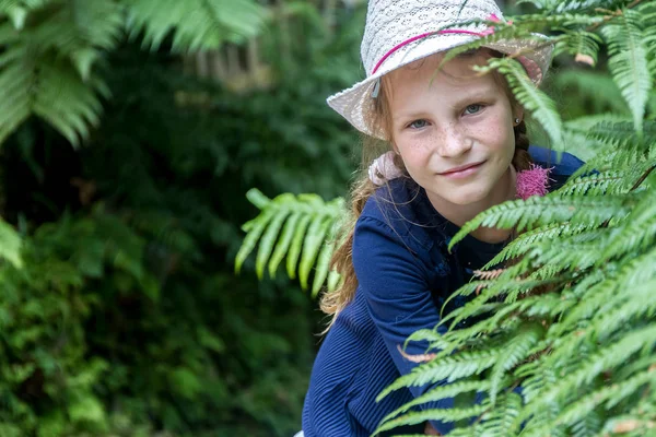 Portrait extérieur de jeune fille heureuse enfant — Photo