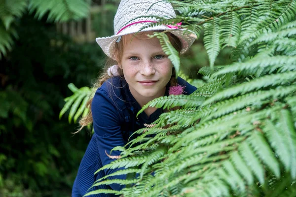 Utomhus porträtt av unga glada barn flicka — Stockfoto