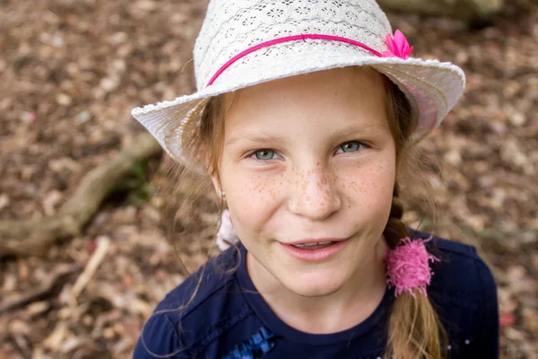 Açık kız genç mutlu çocuk portresi — Stok fotoğraf