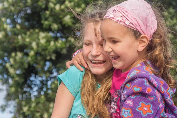 Zwei glückliche Kinder — Stockfoto