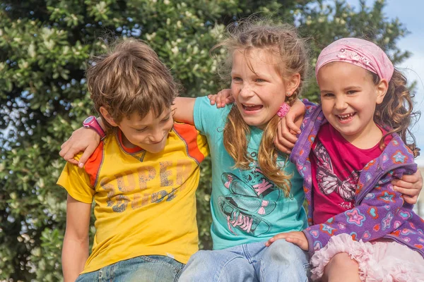 Trzy szczęśliwe dzieci — Zdjęcie stockowe