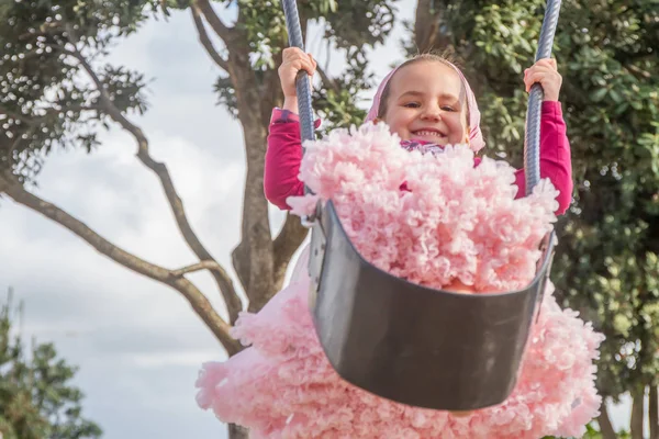 Retrato al aire libre de niña feliz niña —  Fotos de Stock