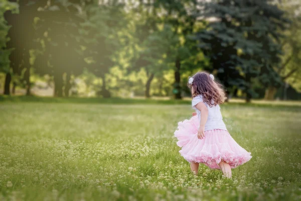 Παιδί κορίτσι τρέχει μακριά — Φωτογραφία Αρχείου