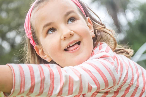 Außenporträt eines jungen Mädchens — Stockfoto