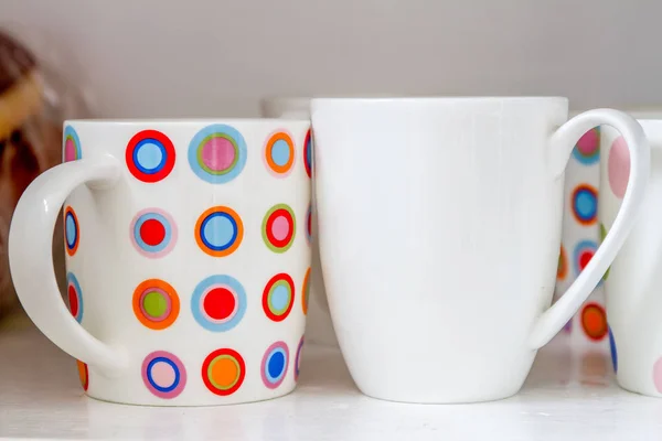 Tazas de cerámica en la mesa — Foto de Stock